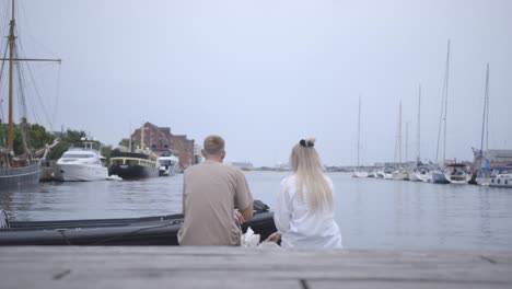 Couple-lunching-at-ship-dock