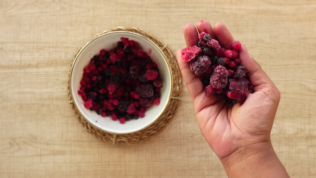 그에 냉동 된 베리