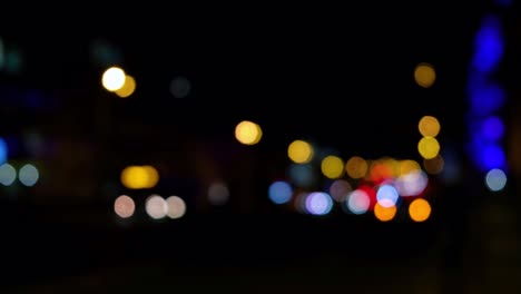 luces desenfocadas del tráfico de la ciudad