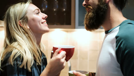Paar-Küsst-Sich-Beim-Kaffeetrinken-In-Der-Küche-4K
