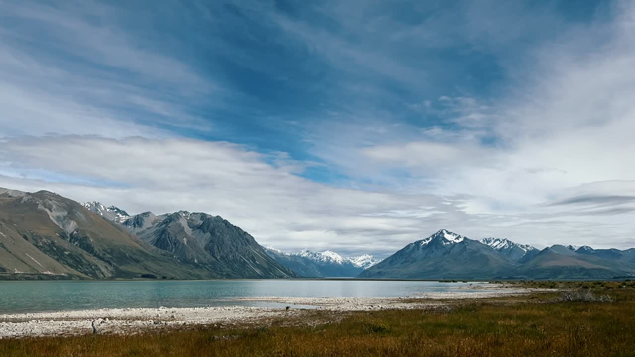 time-lapse del sereno paisaje alpino en el lago tekapo, nueva zelanda