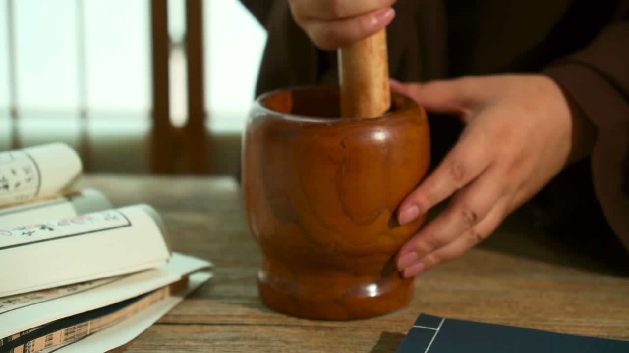 전통 의학을 주제로 한 광고에 대한 실제 영상, 의사는 약을 포장하기 위해 각 건조 한 약초를 선택하고 있습니다.