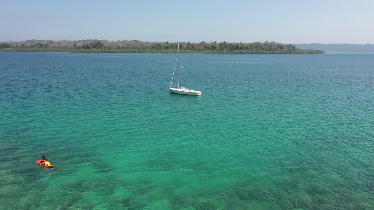 velero amarrado por la playa