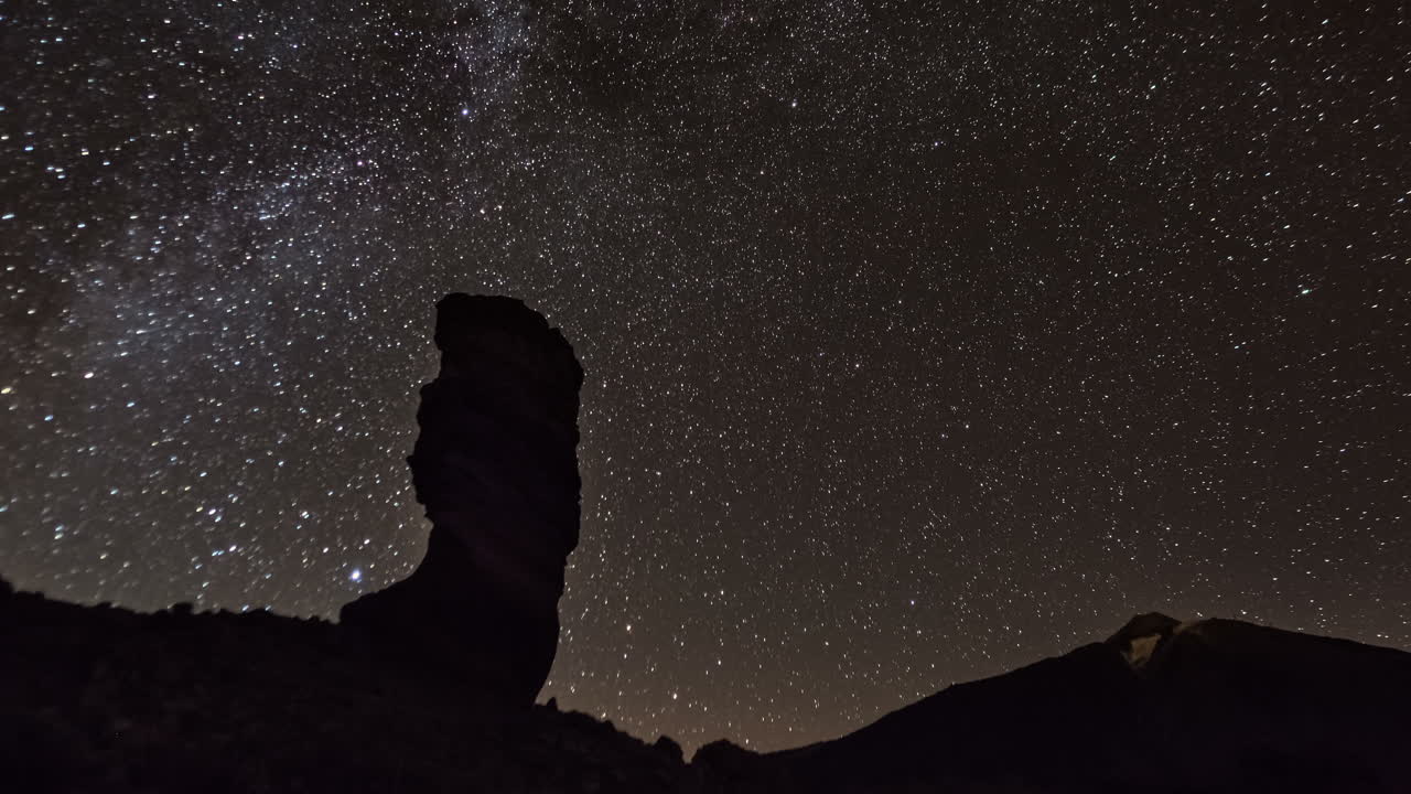 secuencia de lapso de tiempo startrail de la vía láctea en el parque nacional del teide en tenerife