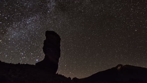 startrail zeitraffersequenz der milchstraße im teide-nationalpark auf teneriffa