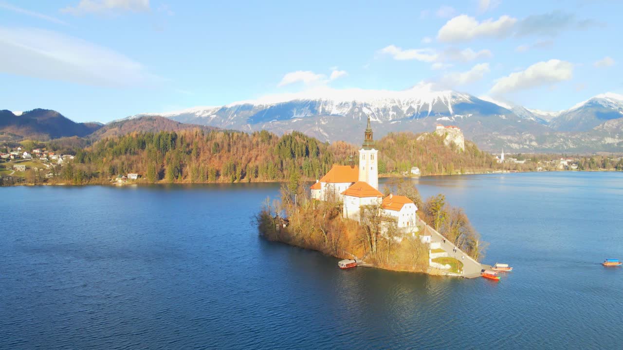 Splendido video aereo con drone in 4K cattura il Lago di Bled, Slovenia, all'alba