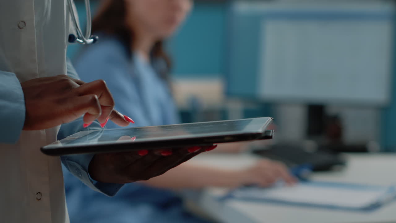 médico que usa la tableta en el hospital