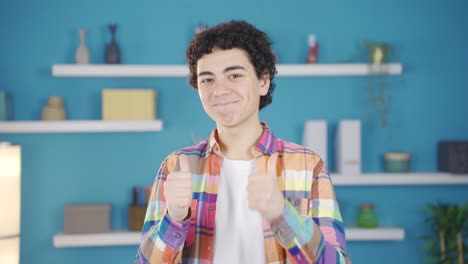chico, aplaude por la emoción.