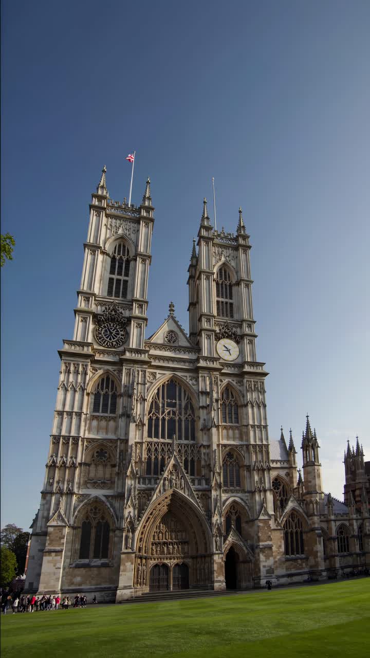 Vídeo en ángulo bajo de una catedral gótica en el que se aprecia su elaborada arquitectura y sus torres gemelas