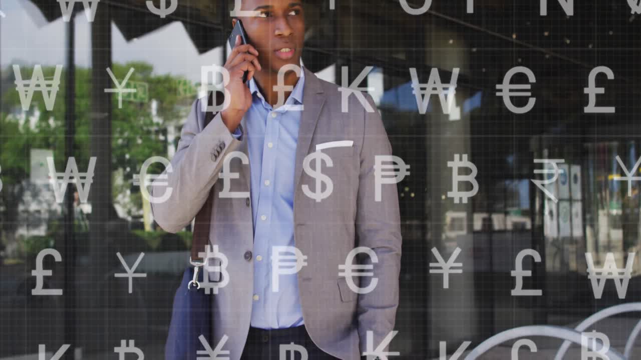 animación del procesamiento de datos sobre un hombre de negocios afroamericano que usa un teléfono inteligente