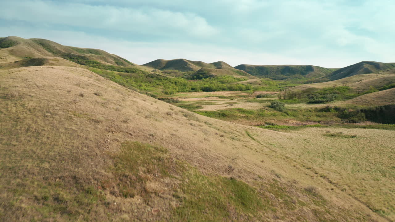화창한 날 계곡의 작은 갈색 경사 언덕과 비버 댐 위의 아름다운 시골 풍경 비행, 오버헤드 공중 접근