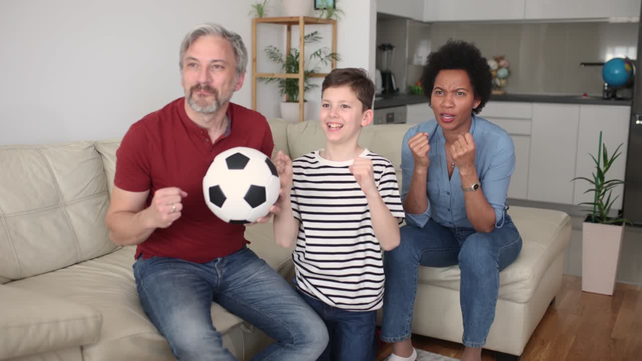 fanáticos de fútbol de la familia emocionados viendo juegos de televisión deportiva celebrando el gol juntos