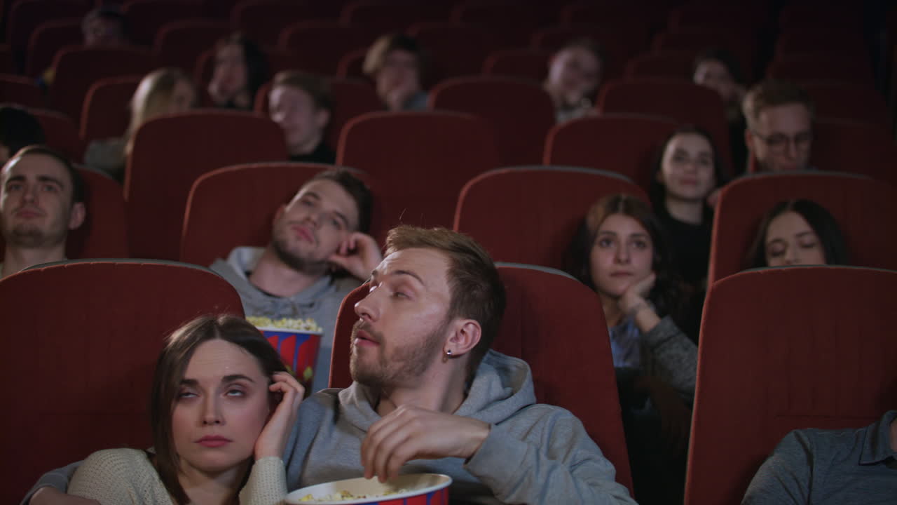 pubblico annoiato che lascia il cinema mentre la sessione è in slow motion. film poco interessante