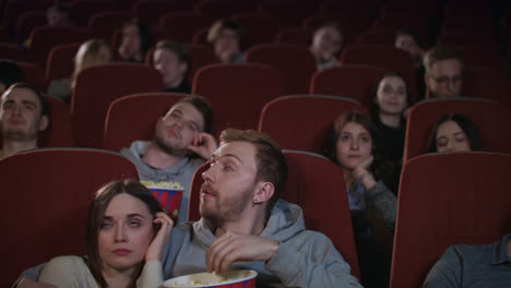 público aburrido dejando el cine mientras la sesión en cámara lenta. película poco interesante