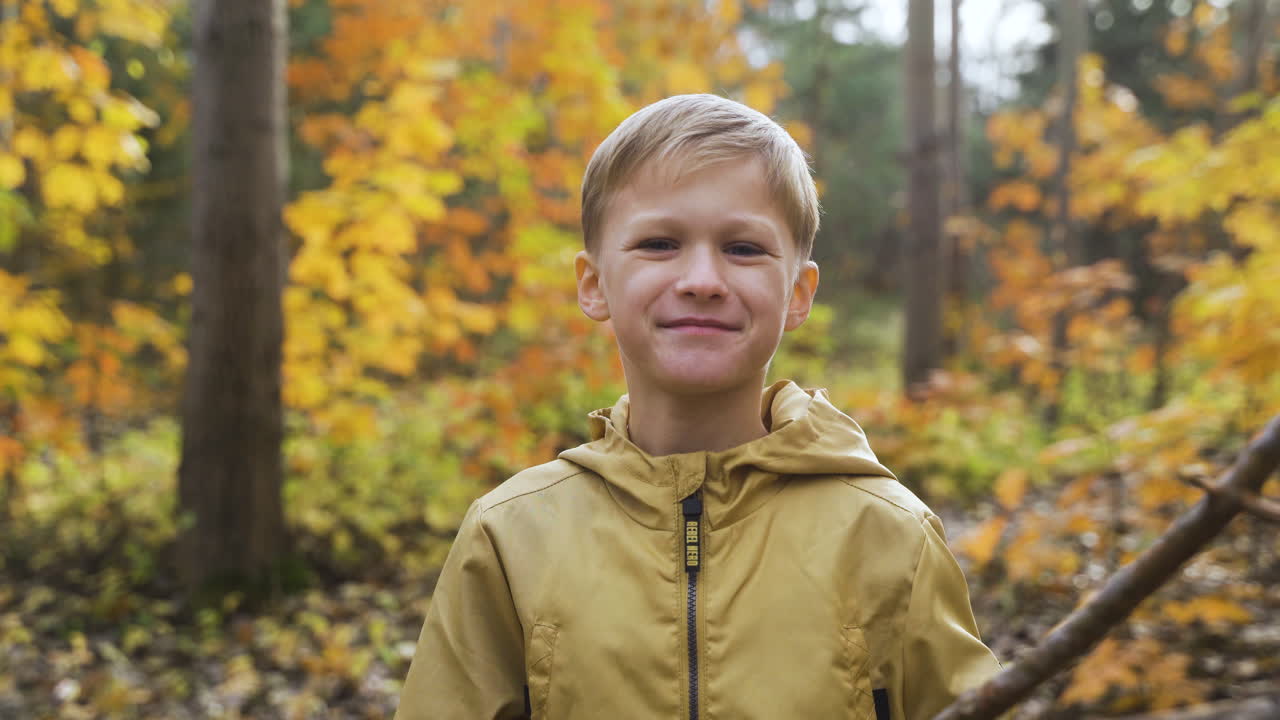 блондинка в лесу.