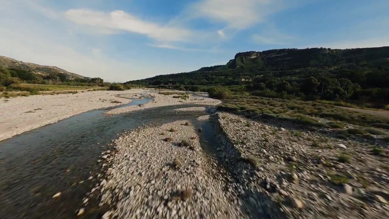 Paesaggio aereo di valle e colline aspre