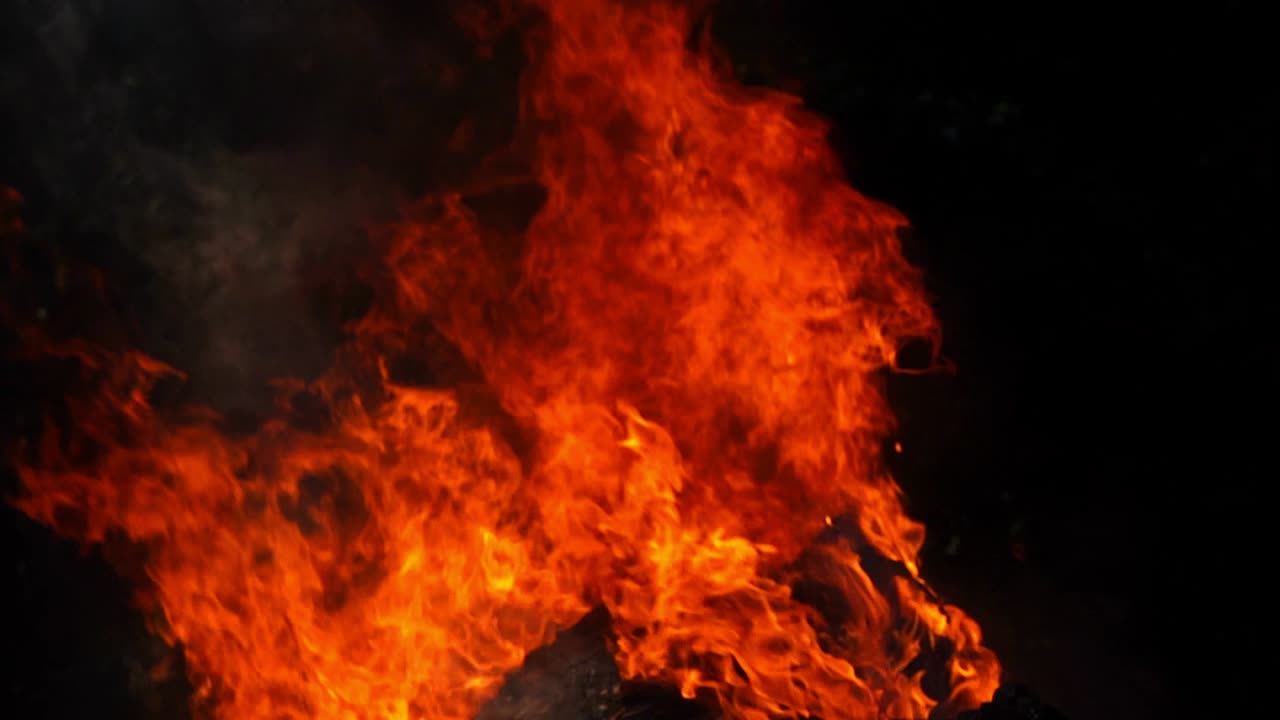 fuego ardiente en fondo negro
