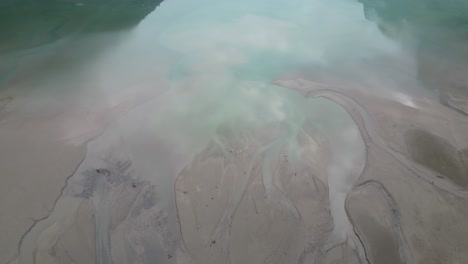agua verdosa en el lago klöntalersee en glarus, suiza