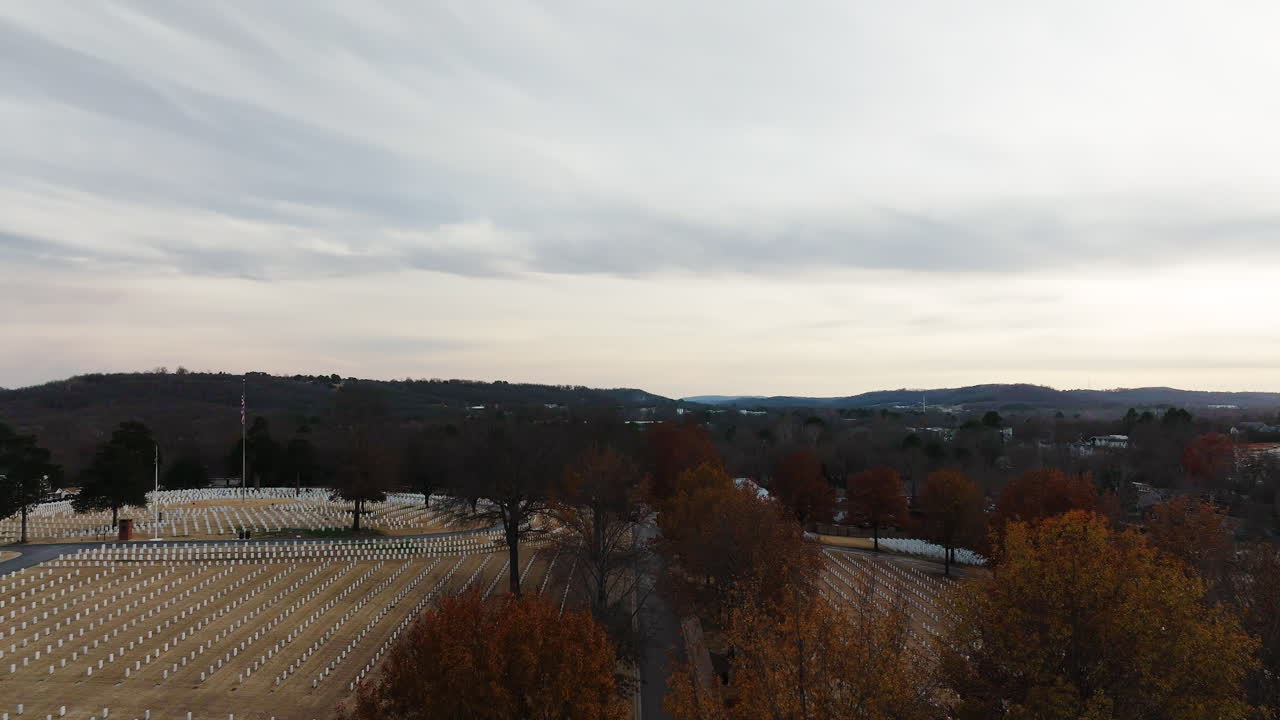 un dron aéreo que se eleva y se inclina hacia abajo revela un vasto cementerio en fayetteville, arkansas.