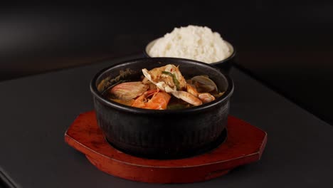 a warm, rich broth infused with seafood and deep umami from fermented soybean paste. 해물과 된장으로 만든 깊은 감칠맛이 어우러진 따뜻하고 진한 국물입니다.