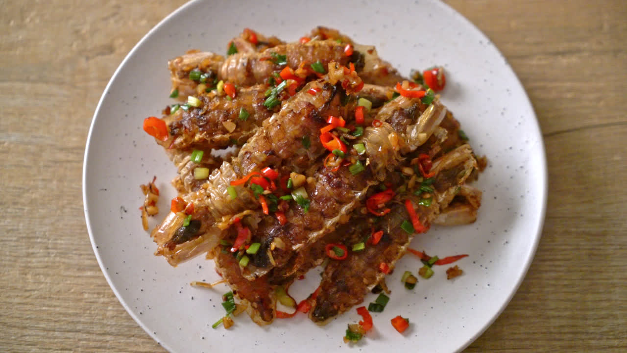 칠리와 소금을 곁들인 사마귀 새우 또는 가재 볶음 - 해산물 스타일