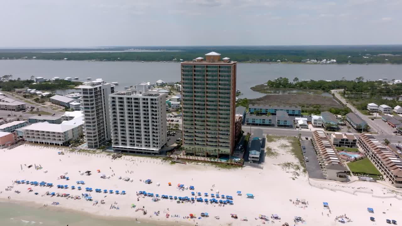 costas del golfo, el horizonte de alabama y la playa con el video del avión no tripulado moviéndose en un círculo