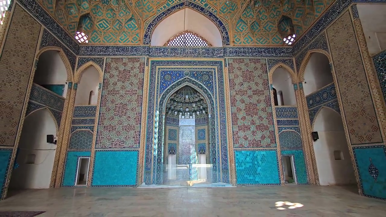 Intricati lavori in piastrelle e architettura all'interno di una tradizionale moschea persiana