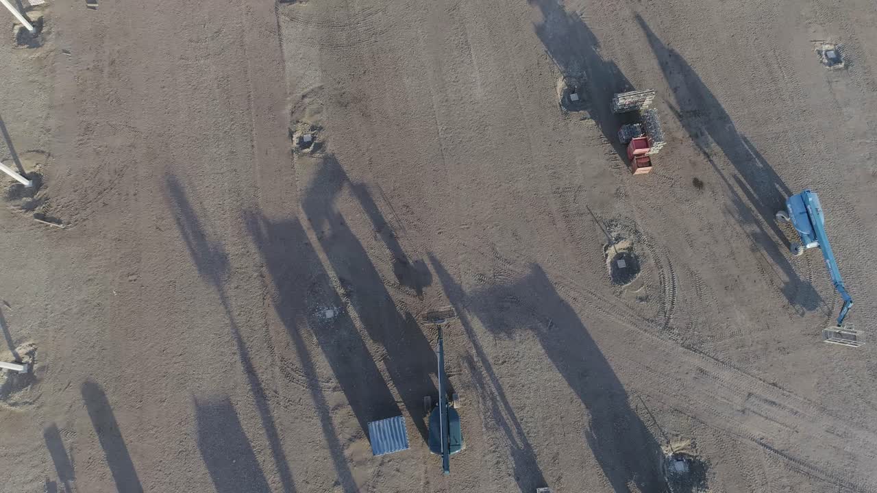 toma de drones de un sitio de construcción con muchos materiales