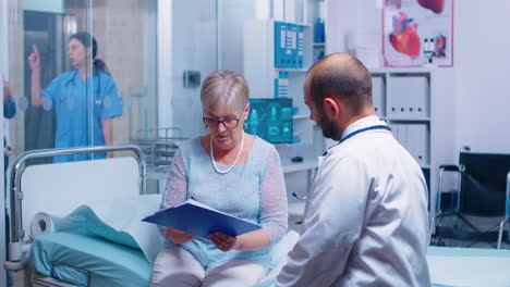 paciente de edad avanzada firmando decisiones médicas