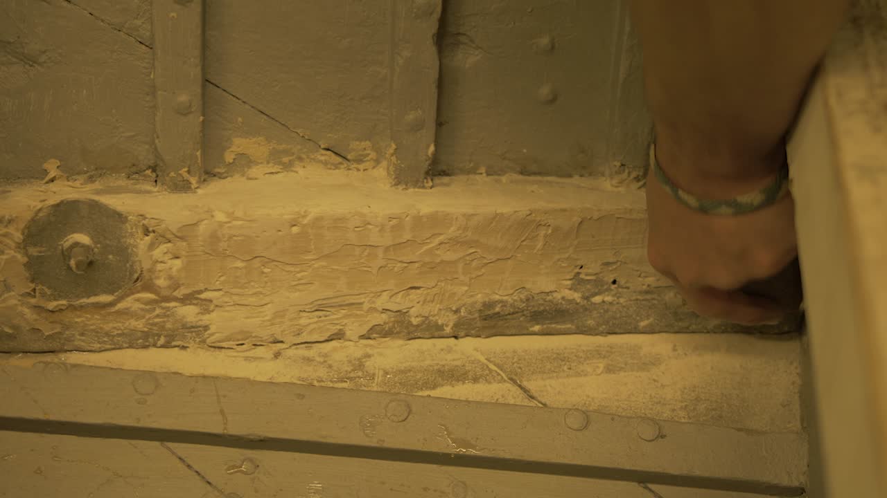 샌딩 필러는 나무 보트 내부의 나무 부패를 복원했습니다.