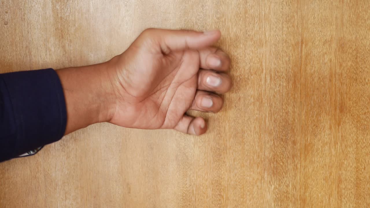 젊은이 손으로 문을 두드리는