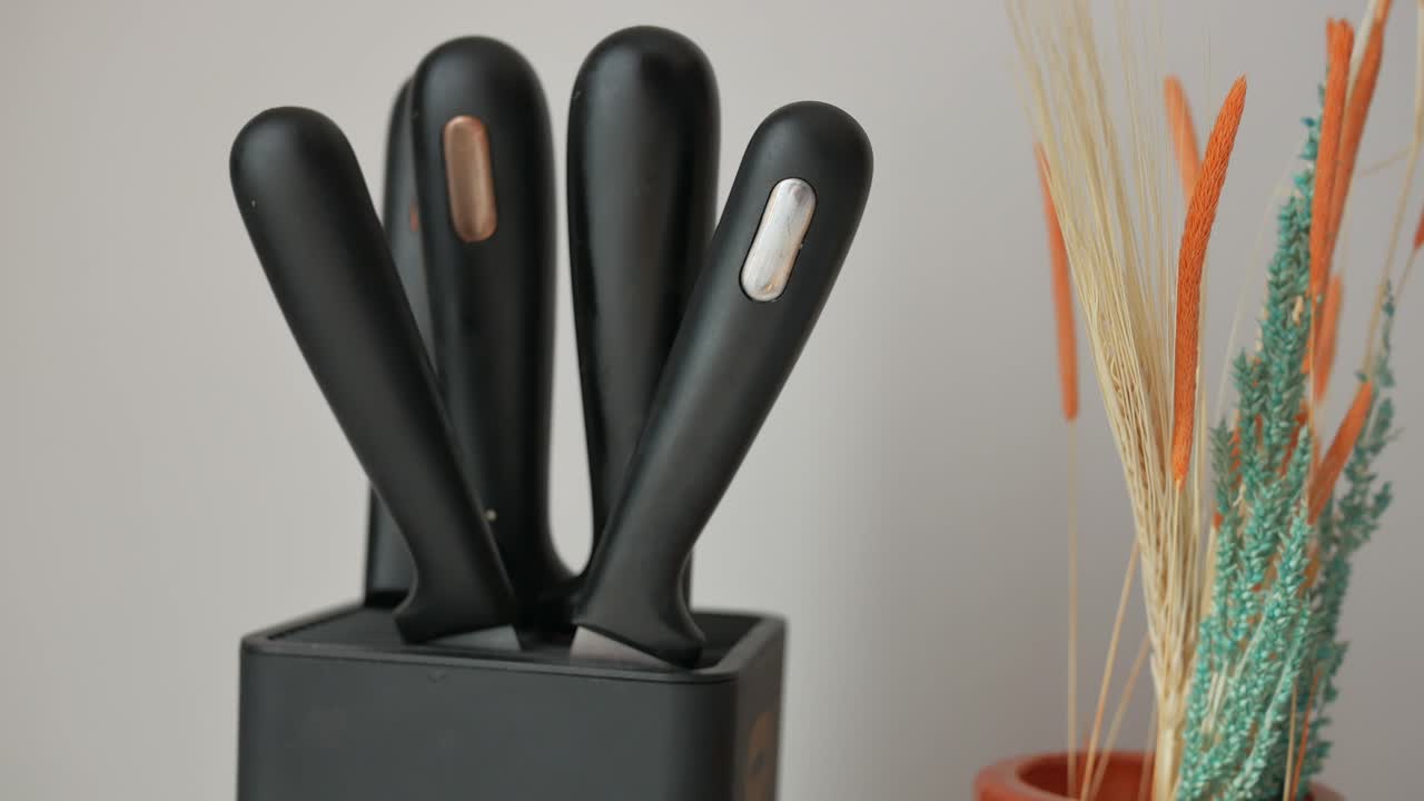 Set di coltelli neri moderni in cucina minimalista