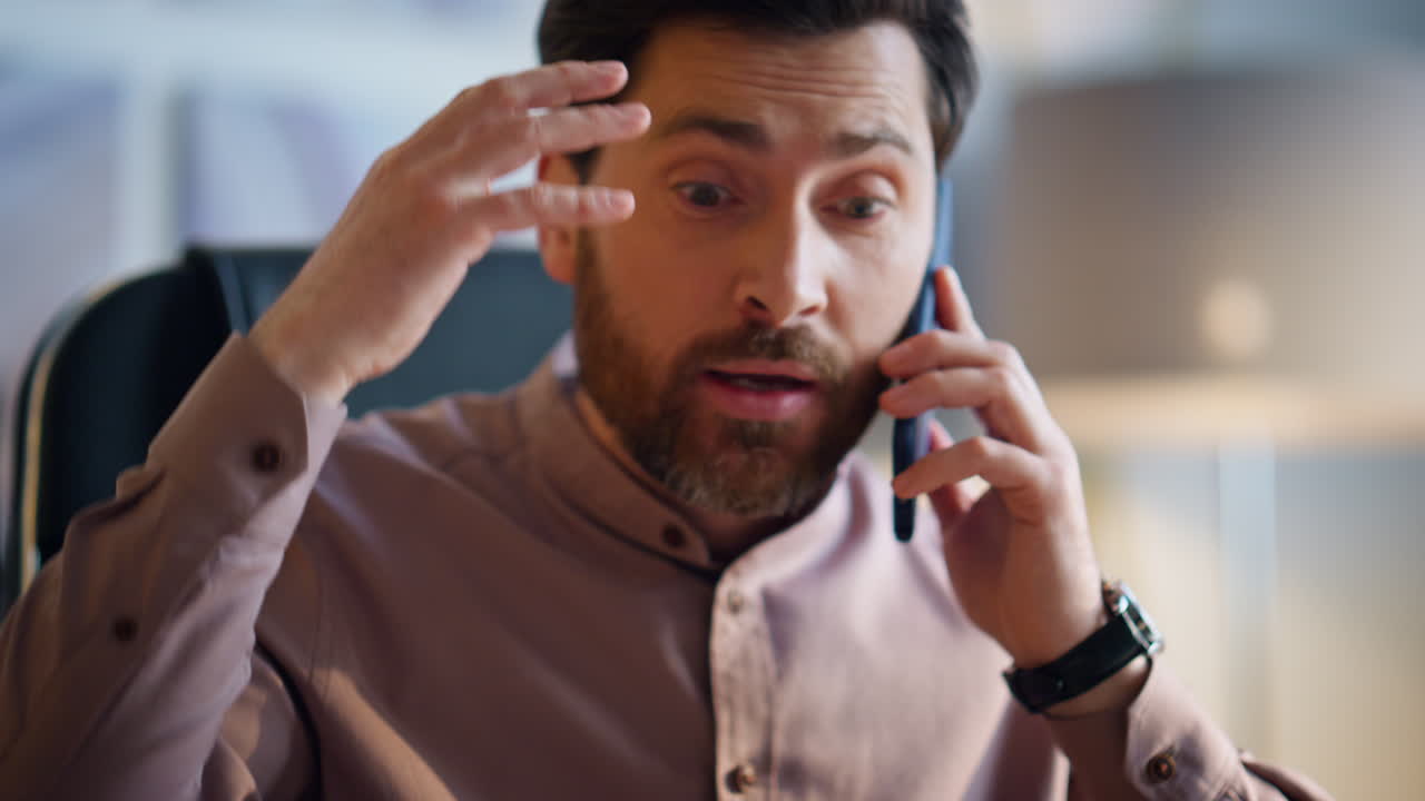 hombre preocupado inversor hablando teléfono inteligente de cerca. gerente llamando teléfono discutiendo.