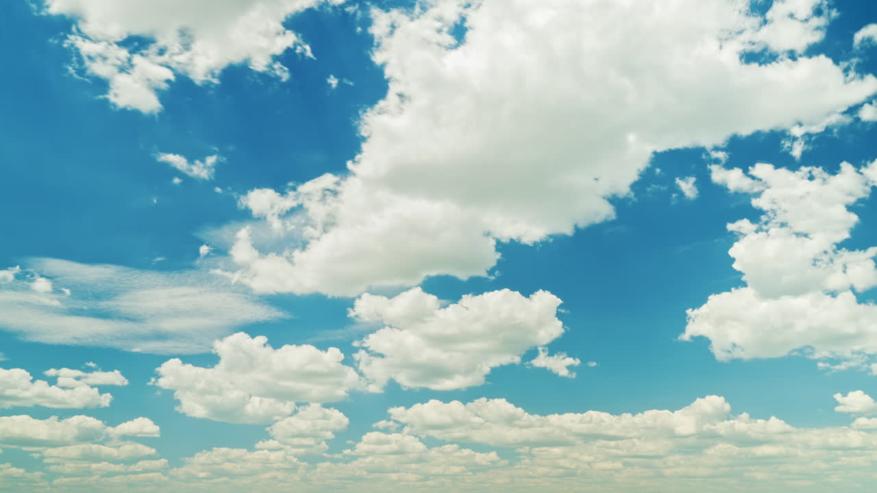 голубое небо с белыми облаками и лучами солнца