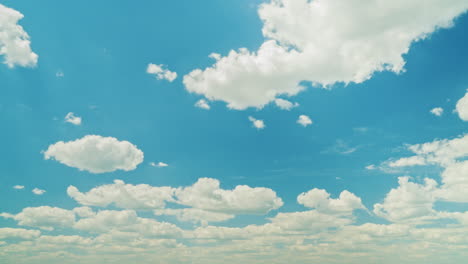 cielo azul con nubes blancas y rayos de sol