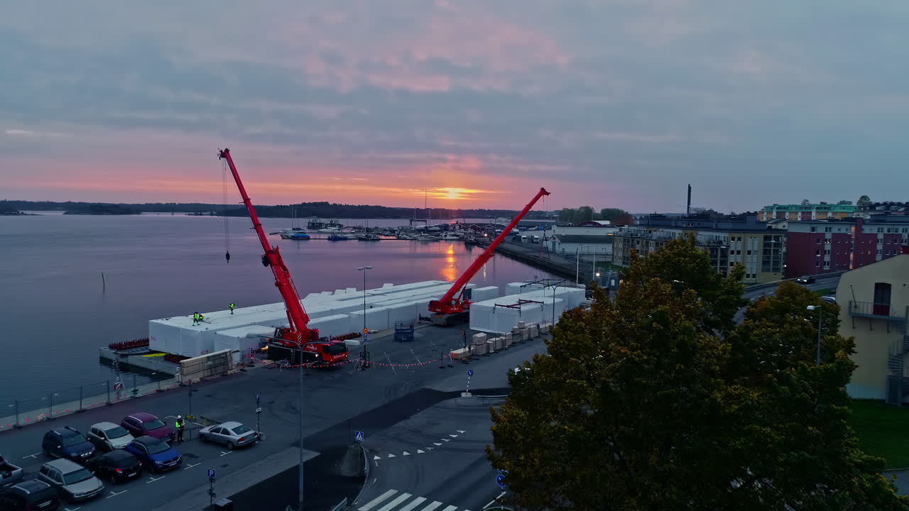 vista aérea puerto vacío y puerto en la costa