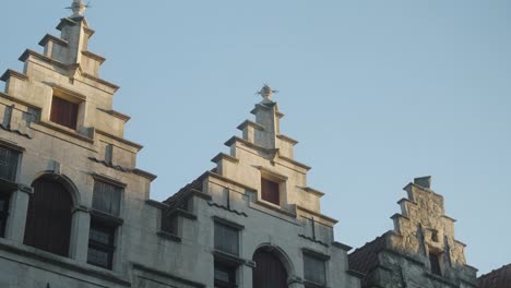 Viejos-Tejados-Europeos-En-Bélgica-Con-Chorros-De-Agua-Y-Sombras-Al-Atardecer-Lapso-De-Tiempo-De-Movimiento-Hd