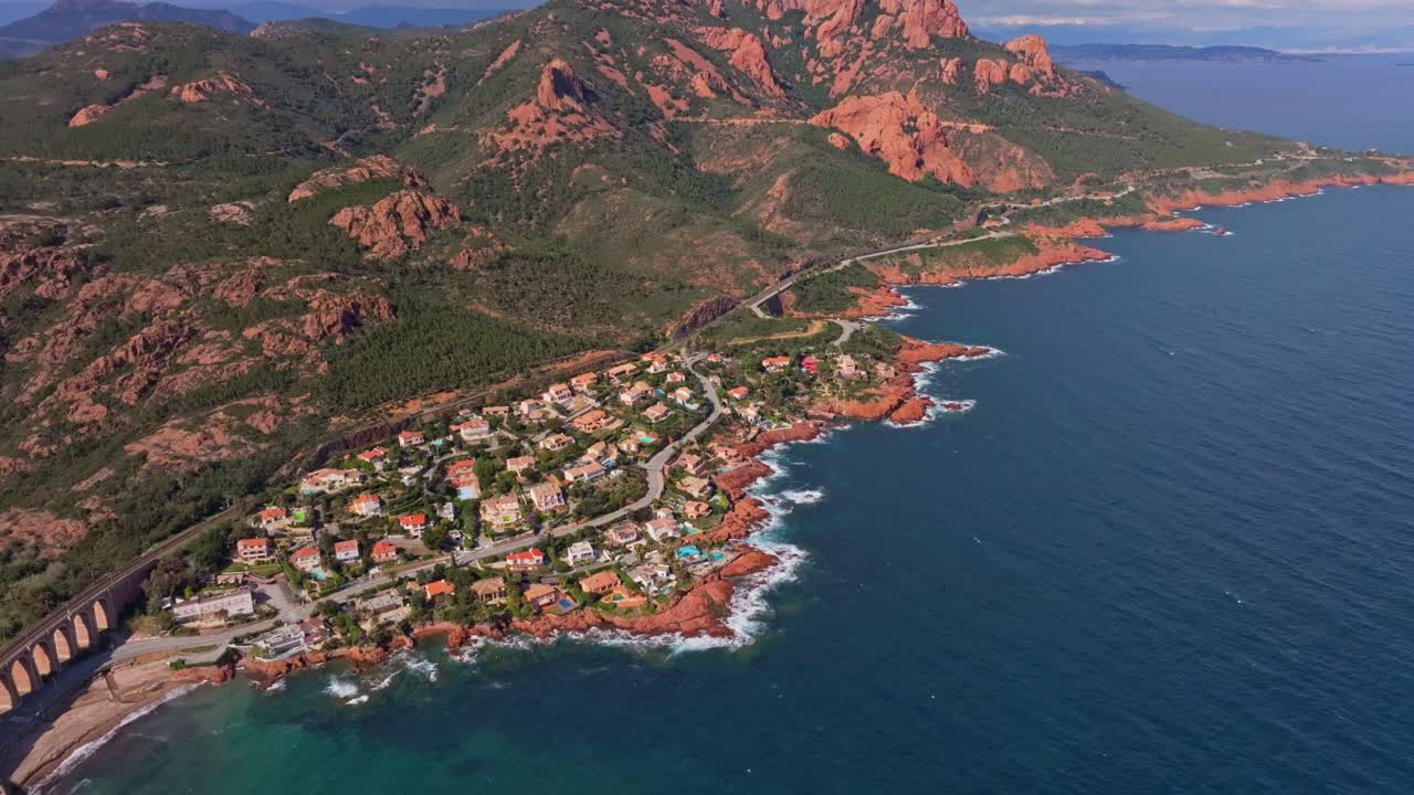 Vue aérienne de la station balnéaire française de Saint-Raphaël au lever du soleil