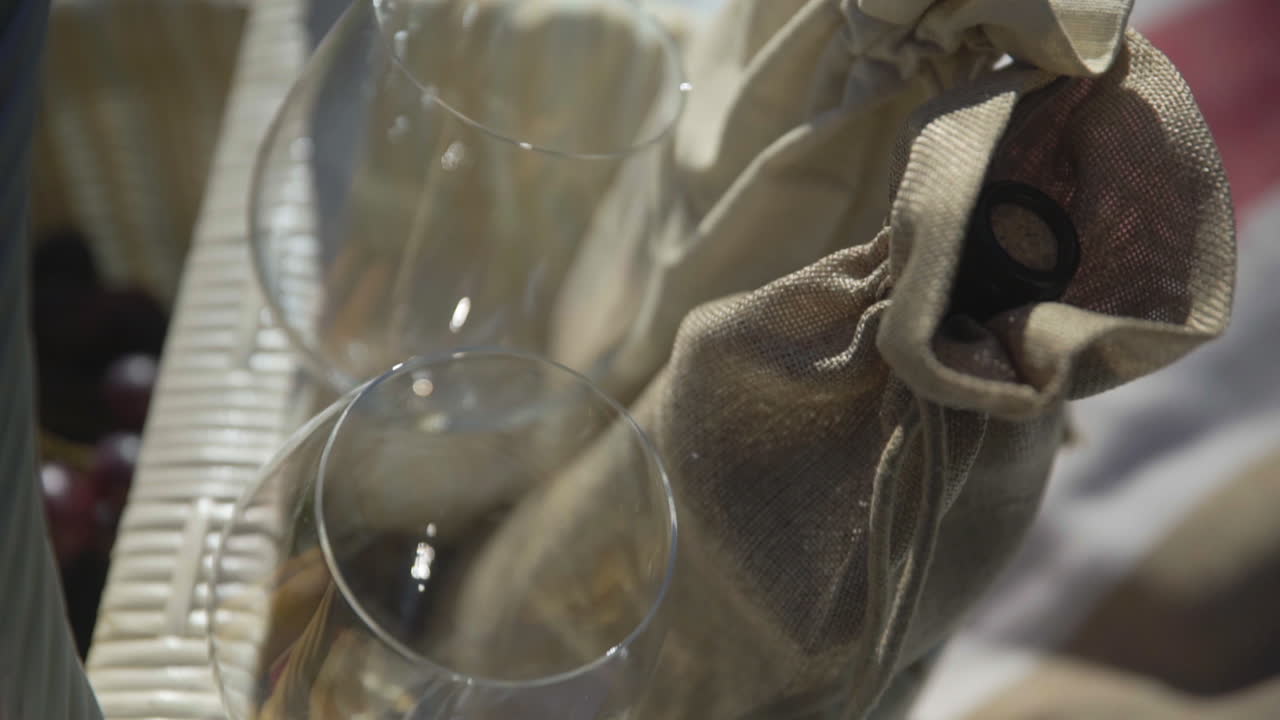 la niña se prepara para un picnic