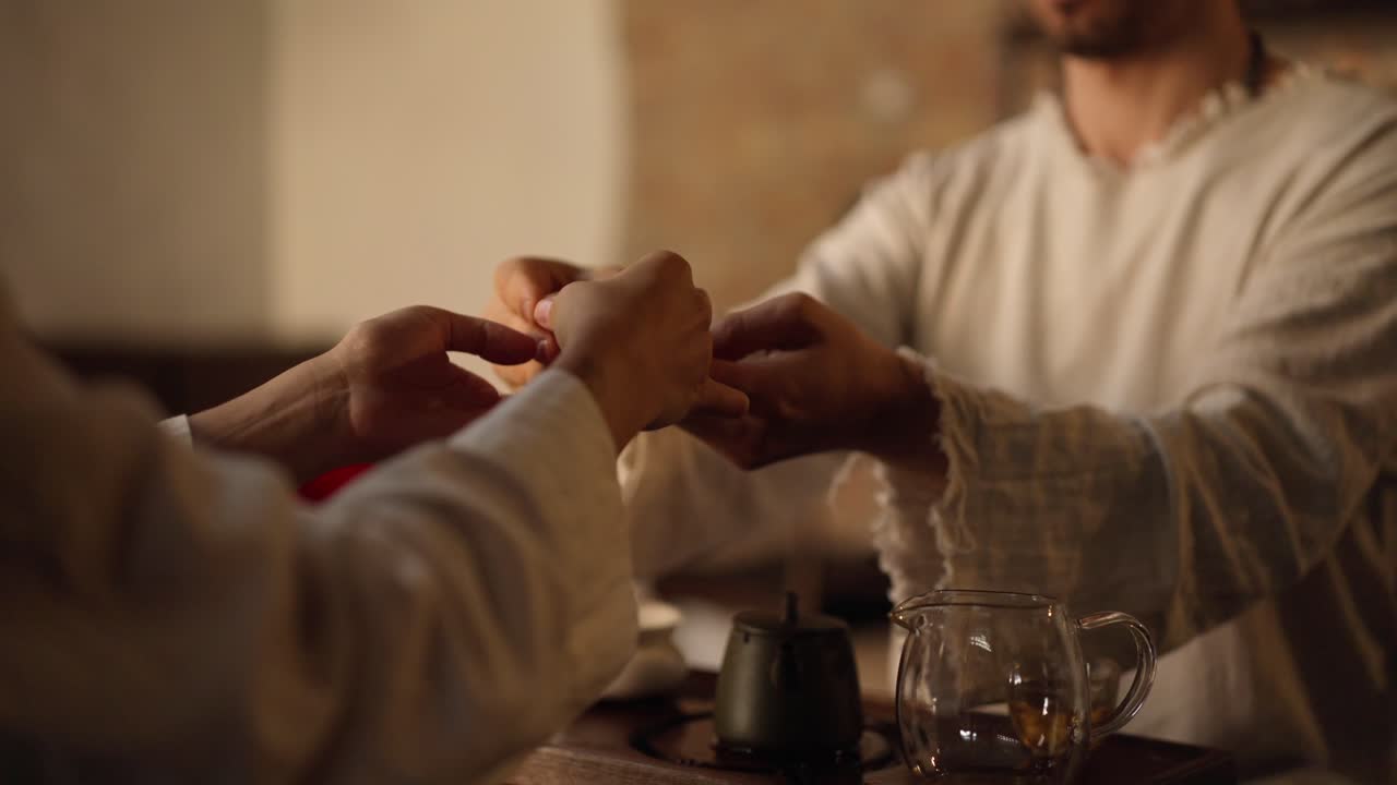 una pareja realiza una tradicional ceremonia de té china