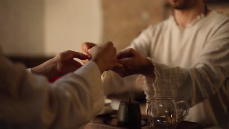 una pareja realiza una tradicional ceremonia de té china