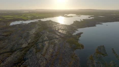 La-Luz-Del-Sol-De-La-Hora-Dorada-Brilla-Reflejándose-A-Través-De-La-Superficie-De-Aguas-Tranquilas-En-Las-Paredes-De-Roca-En-El-Burren-Irlanda