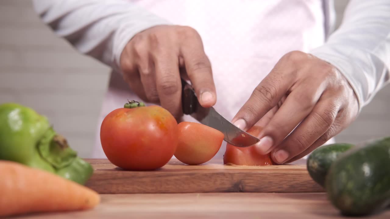 셰프가 토마토를 잘라내는