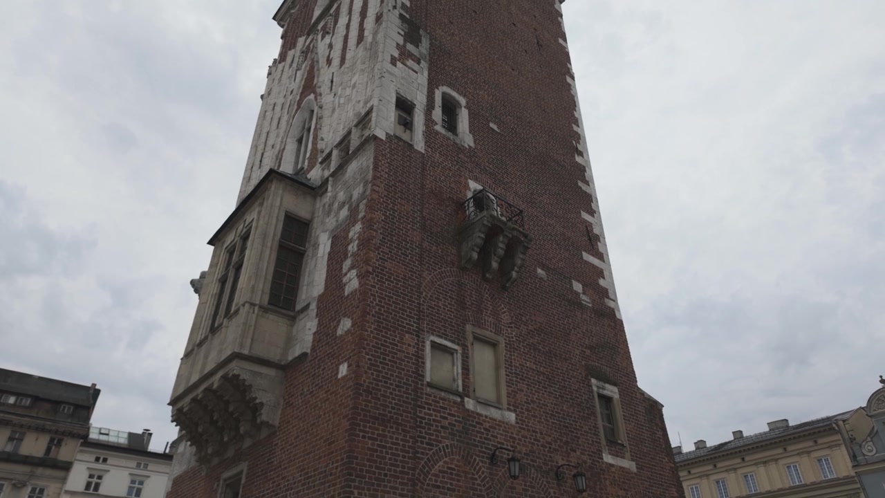 Storica Torre del Municipio di Cracovia contro un cielo coperto, vista da un'angolazione bassa