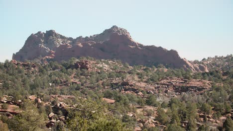 Sonnenbeschienene-Felsformationen-Des-Garden-Of-The-Gods-Mit-Klarem-Blauen-Himmel