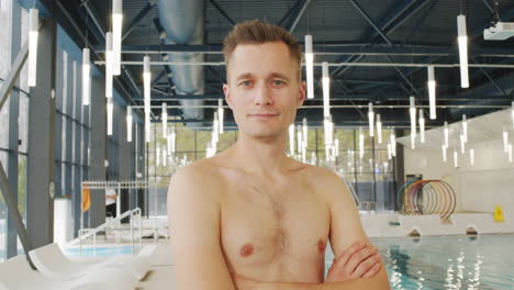 hombre posando en una piscina cubierta