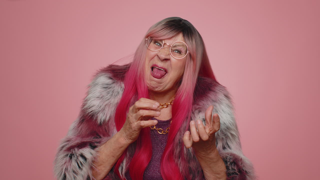 mujer alegre y divertida haciendo expresiones faciales tontas y juguetonas, haciendo muecas, jugando mostrando la lengua