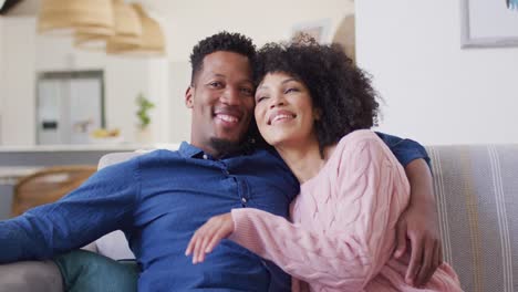 Glückliches-Afroamerikanisches-Paar,-Das-Sich-Im-Wohnzimmer-Umarmt