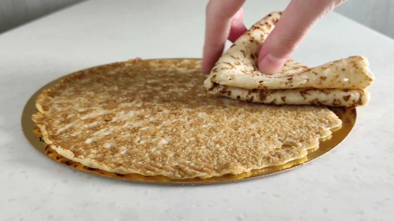 panqueques delgados en la mesa de mármol