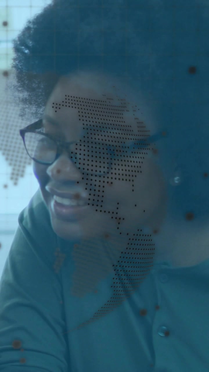 Video verticale: Donna che si gira, sorridendo durante la riproduzione, con sovrapposizione di mappa puntinata che colora la cornice per l'IT.